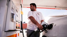 VIDEO: Bizarná naháňačka. Zlodej auta, s policajtmi v pätách, stihol natankovať. Napriek tomu im ušiel