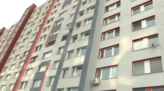 V byte v Bratislave našli muža s bodnými zraneniami, záchranári ho previezli do nemocnice