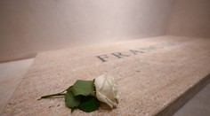 Na hrobe pápeža ležala biela ruža. František počas života vysvetlil, prečo má preňho osobitný význam