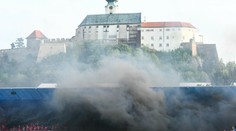 Vytrhnuté sedadlá a zábrany, vypálený trávnik. "Fans" zdemolovali vynovený štadión v Nitre