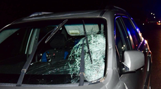 Muž neprežil zrážku s autom. Večer sa mal v tmavom oblečení pohybovať po strede cesty