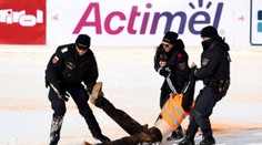 VIDEO: Aktivisti zahatali cieľ farbou a pieskom, lyžiarovi rupli nervy. Toto nie je riešenie, odkazuje