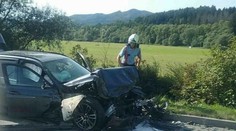 Pri zrážke troch áut v Rajeckých Tepliciach utrpeli zranenia piati ľudia