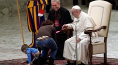 Malý chlapec sa dostal cez ochranku a chcel sa hrať s pápežom
