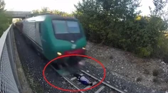 Toto nikdy neskúšajte! Mladík si ľahol medzi koľajnice a počkal, kým ho prejde vlak