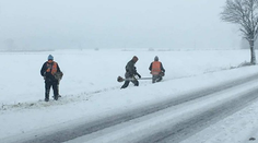 Poľskí cestári sú na smiech celej krajine. Kosili trávu, ktorá bola úplne zasnežená