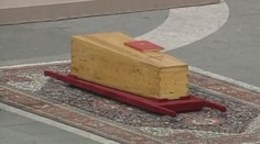 Prevažne pompézne, teraz skromný. Pohreb pápeža Františka sa však nevyhne zaužívaným rituálom