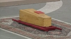 Prevažne pompézne, teraz skromný. Pohreb pápeža Františka sa však nevyhne zaužívaným rituálom