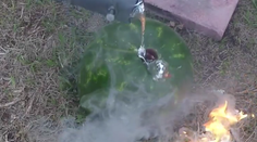 Čo sa stane, ak nalejete roztavený hliník do melóna