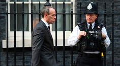 Britská vláda sa rozpadá, pre brexit rezignoval už druhý minister