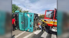 Pri kruhovom objazde v Michalovciach sa prevrátil kamión. Jedna osoba sa zranila