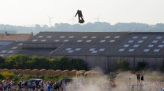 Lietajúci muž sa zrútil do mora. Lamanšský prieliv neprekonal