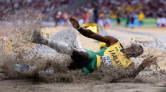 VIDEO: Čo to stváral? Jamajský skokan sa na MS pošmykol a krkolomne preletel osem metrov