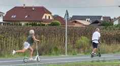 Tri pády z kolobežky: Žena skončila v bezvedomí, päťročný chlapec si zlomil ruku