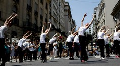 Tanečníci baletu protestovali v uliciach Buenos Aires