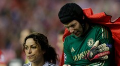 Čech s podozrením na zlomeninu rebra, Schwarzer má rekord