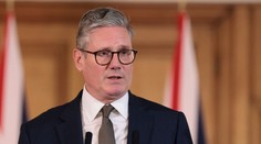 Nový britský premiér zrušil kritizovaný program deportácií do Rwandy