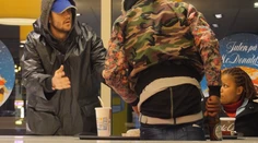 Bezdomovec prosil o jedlo v známom fast-foode. Pozrite si reakcie okolitých ľudí