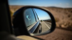 Vodiči, pozor. Podvodníci opäť skúšajú trik so spätným zrkadlom