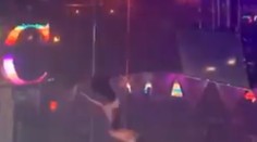 VIDEO: Striptérka po hrozivom páde z veľkej výšky pokračovala v tanci ďalej