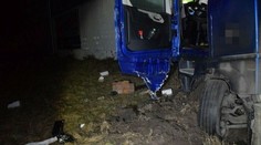 Vodič kamióna pri nehode zničil niekoľko značiek a rozoral kruhovú križovatku