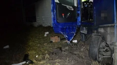 Vodič kamióna pri nehode zničil niekoľko značiek a rozoral kruhovú križovatku