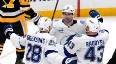 VIDEO: Tampa Bay ďalším triumfom vyrovnala svoj historický rekord. Erik Černák zbieral tresty