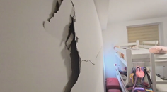 Osemročné byty v Martine. Praskliny, vytekajúce chemikálie, opadané obkladačky. Odkaz od zhotoviteľa ľudí nahneval