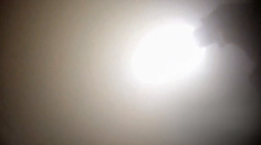 Dramatické video: Policajti riskovali život, aby vytiahli muža z horiaceho bytu