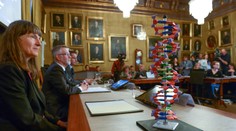 Nobelovu cenu 2015 za chémiu získala trojica vedcov