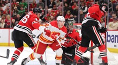 VIDEO: Ofenzíva okolo Honzeka nevyzrela na brankára Chicaga. Na ľade Calgary to bola Bedardova šou