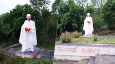 Neznámy páchateľ zneuctil pamätník v Novej Bošáci, na podstavec napísal hanlivý nápis