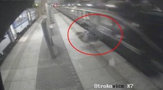 Hrozivé video z Česka! Mladíci prechádzali cez koľaje, zachytil ich vlak