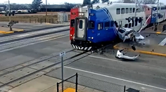 VIDEO: Išlo o život. Vodič z auta vystúpil len sekundy pred brutálnou zrážkou s vlakom