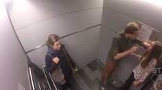 Muž napadol priateľku vo výťahu, pomohol jej niekto?