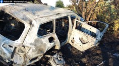 Vodič, ktorý unikal s migrantmi pred policajnom hliadkou, narazil do stromu. Z horiaceho auta vytiahli osem ľudí