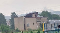 Polámané stromy a poškodené strechy. Búrka s krúpami spôsobila v Banskobystrickom kraji spúšť