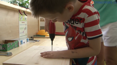 Unikátna škôlka na Slovensku. Deti namiesto hračky dostanú do rúk vŕtačku