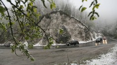 Pozor na zľadovatelý sneh. Na týchto úsekoch buďte opatrní