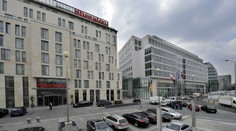 VIDEO: V bratislavskej Eurovei nahlásili bombu. Polícia evakuuje ľudí