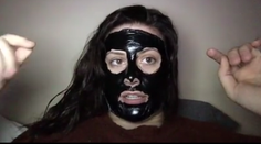 Bolí to ako pôrod! Boj s pleťovou maskou zabáva milióny ľudí