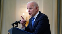 Biden priletel do Británie, kde začína svoju cestu po Európe