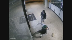 Kamera zachytila neúspešný pokus o lúpež v Bratislave. Riaditeľ aukčného domu jedného z páchateľov spoznal