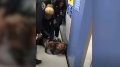 Policajti vytrhli ročné dieťa matke z náručia. Znepokojujúce video všetkých pobúrilo