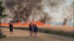 Trnavskí hasiči zasahovali pri požiari poľa. Škody odhadujú v desiatkach tisíc eur