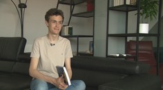 Kým ostatní lozili po stromoch, on pozeral správy. Marca fascinovala politika už v materskej škole