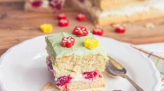 Rozkvitnutá piškótová torta s tvarohovým krémom a malinami