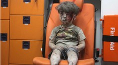 Pamätáte si trojročného chlapčeka, ktorého vytiahli spod trosiek? Takto vyzerá po roku