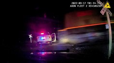 VIDEO: Pomáhať a chrániť v tomto prípade neplatilo. Policajti nechali zatknuté dievča v aute, zmietol ho vlak