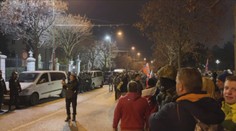 Pri zhromaždeniach sa zranili dvaja policajti, protestujúci do nich hodili pyrotechniku